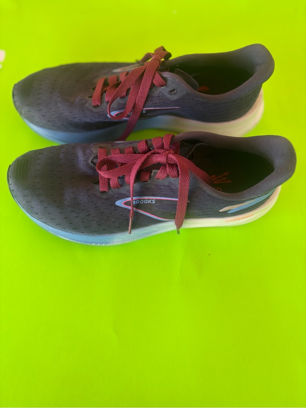 Brooks Men’s Running Shoes in Dark Blue with Burgundy Laces